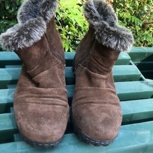 Khombu boots Lindsey size 8 Brown suede booties